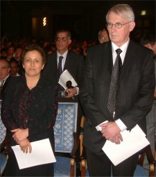Ebadi ble tatt i mot av Nobelkomiteens leder Ole D. Mjøs.